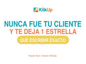 Hostelero revisando en el móvil una reseña negativa de su restaurante junto al libro de reservas abierto