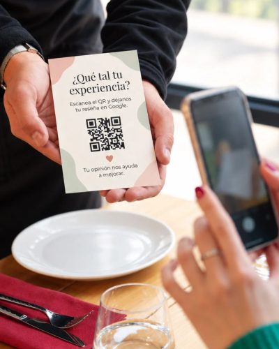 Kiikup QR de reseñas de Google en un restaurante